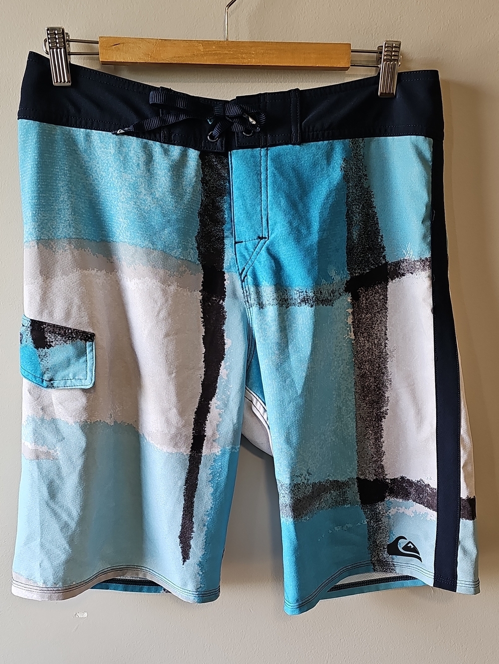 Quiksilver 32" Men's Turquoise Black White Abstract Boardshorts